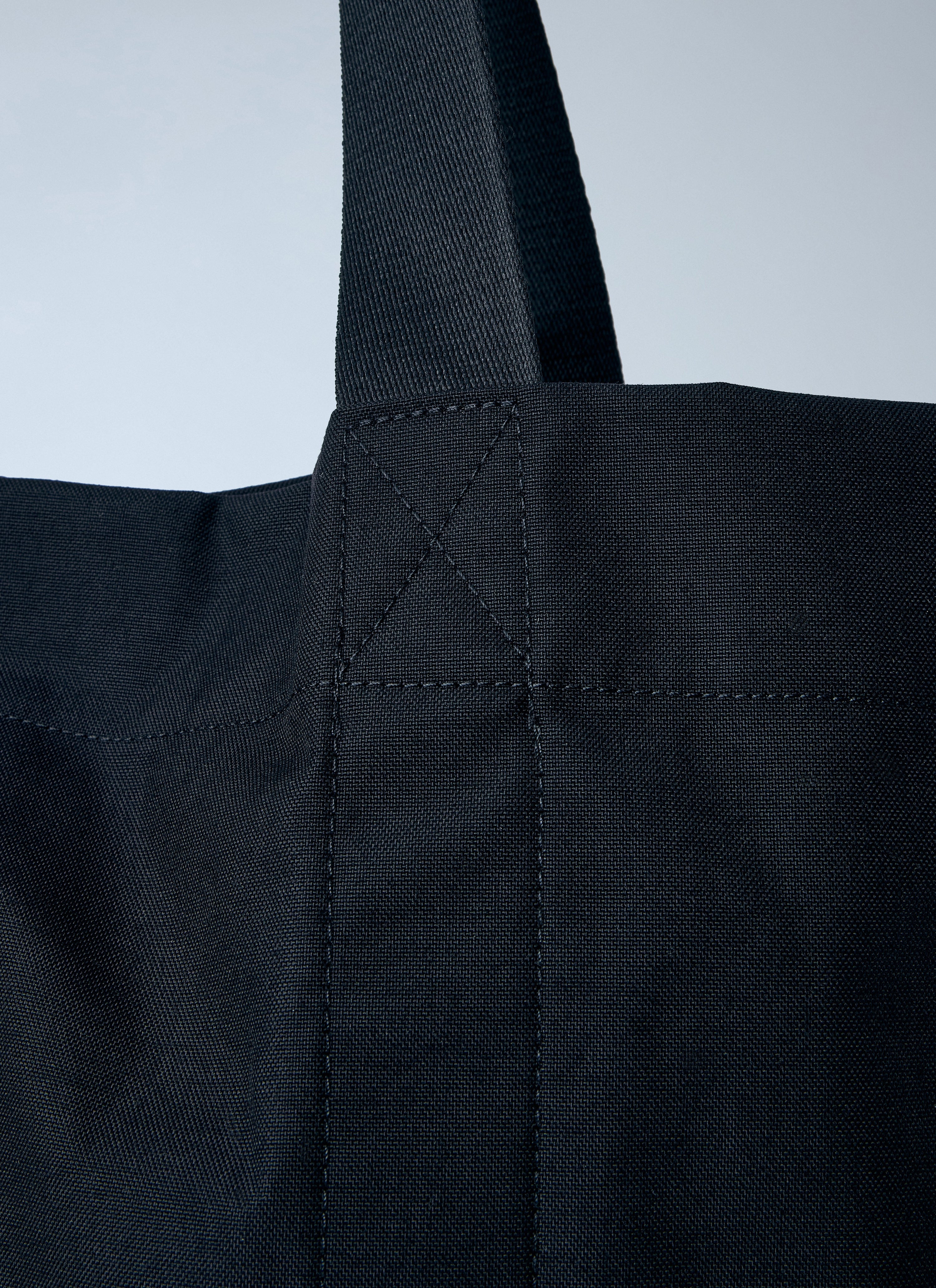 Tote bag with logo detail