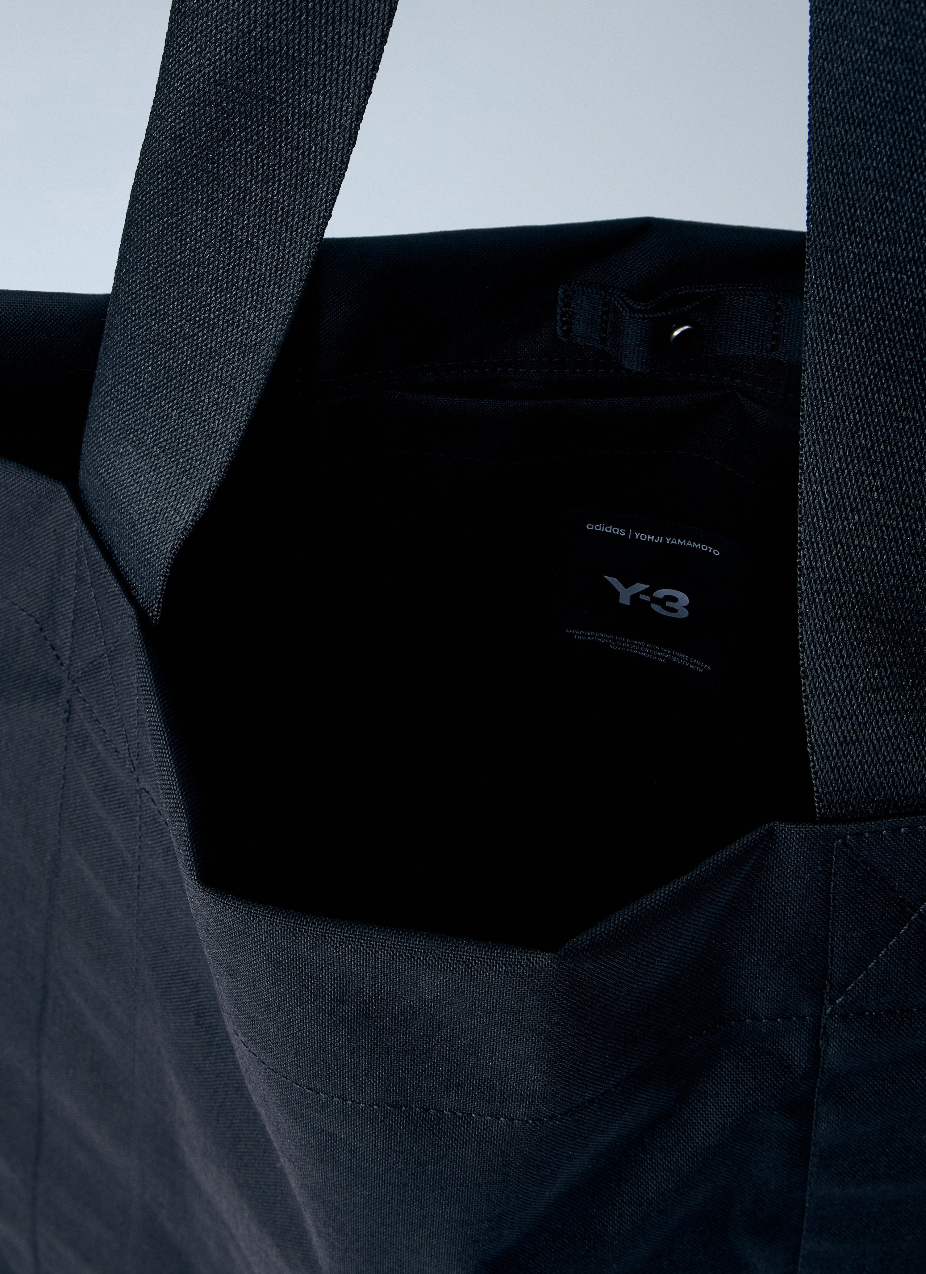 Tote bag with logo detail